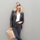Fashion Blogger Helena Bordon haut mit Lederjacke und scwarzen Jeans ein Rock’n’Roll-Outfit raus.