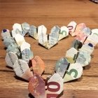 Ideen für Geldgeschenke: Herzen aus Geldscheinen falten