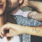 Partner Tattoo: Synchroner Herzschlag