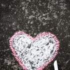 Stilles Liebesbekenntnis: Kreide-Graffiti