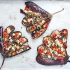 Mediterrane Beilage grillieren: Auberginen mit Tomaten und Feta