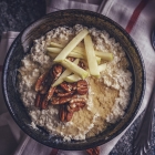 Porridge mit Ziegenkäse, Birne und Nüssen