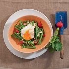 Leicht und Low Carb: Warmer Gemüsesalat mit Hüttenkäse und porchiertem Ei