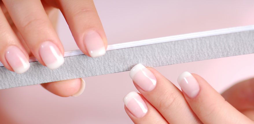 Beauty Expertin Beat Petri erklärt, wie Sie eingerissene Fingernägel behandeln.
