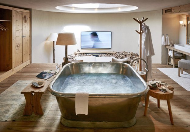 Romatik Hotel Guarda Val empfängt uns im Stailetta Zimmer mit einer luxuriösen Badewanne für zwei.