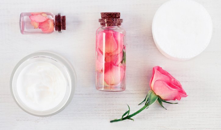 Rosenwasser selbermachen nach einfachem Rezept und Schritt-für-Schritt Anleitung