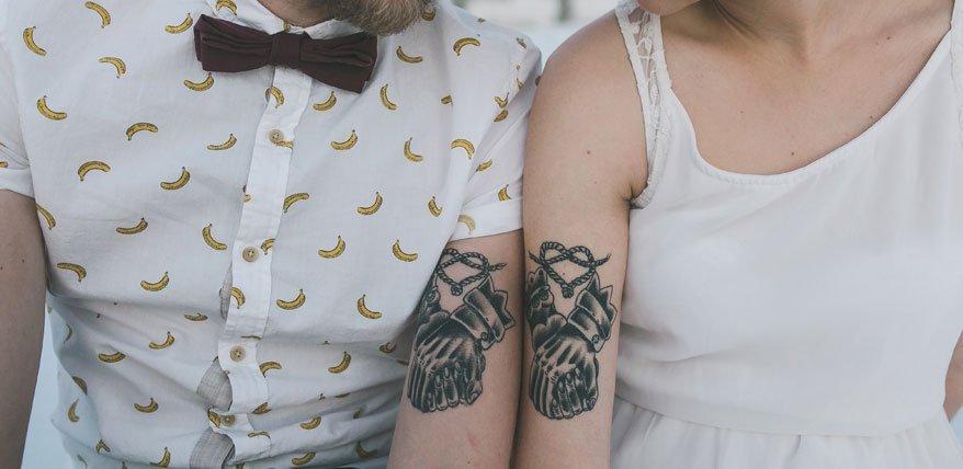 Ein Tattoo zum Hochzeitskleid kann durchaus gut aussehen.