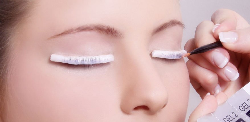 Behandlung einer Wimpernbiegung am Auge.