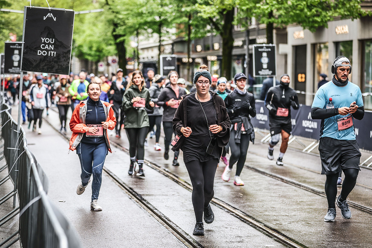 Menschenmasse am Zürich Marathon Z10.